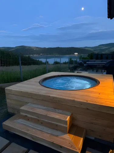 Jacuzzi w ogrodzie